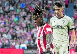 Nico Williams en un choque ante Osasuna en San Mamés.
