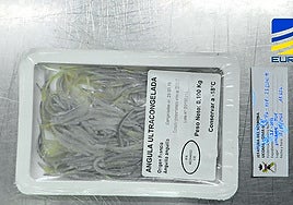 El brigada Méndez y un agente de la UCOMA muestra figuras de marfil decomisadas durante la entrevista en el cuartel de La Salve