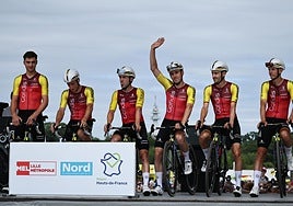 Los corredores del equipo Cofidis durante la presentación del equipo antes de la 1ª etapa del Tour de Francia