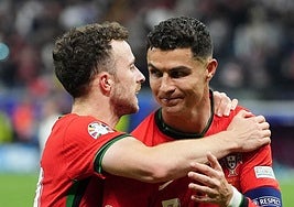 Cristiano Ronaldo y Diogo Jota celebraban tras ganar el partido de octavos de final de la Eurocopa 2024.