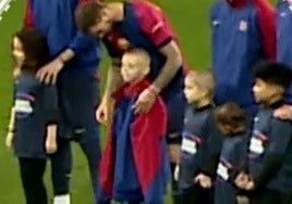 Iñigo Martínez se despide de Dylan, el niño con cáncer al que regaló su chaqueta