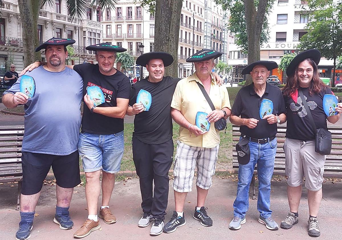 Imagen principal - Arriba, los campeones del certamen. A la izquierda, Antonio y Cristóbal junto a sus pájaros cantores, Piki y Bruno. A la derecha, Ismael muestra a su ave.