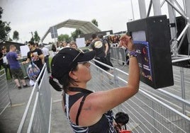 Una joven utiliza su pulsera 'cashless', un sistema novedoso en el festival.