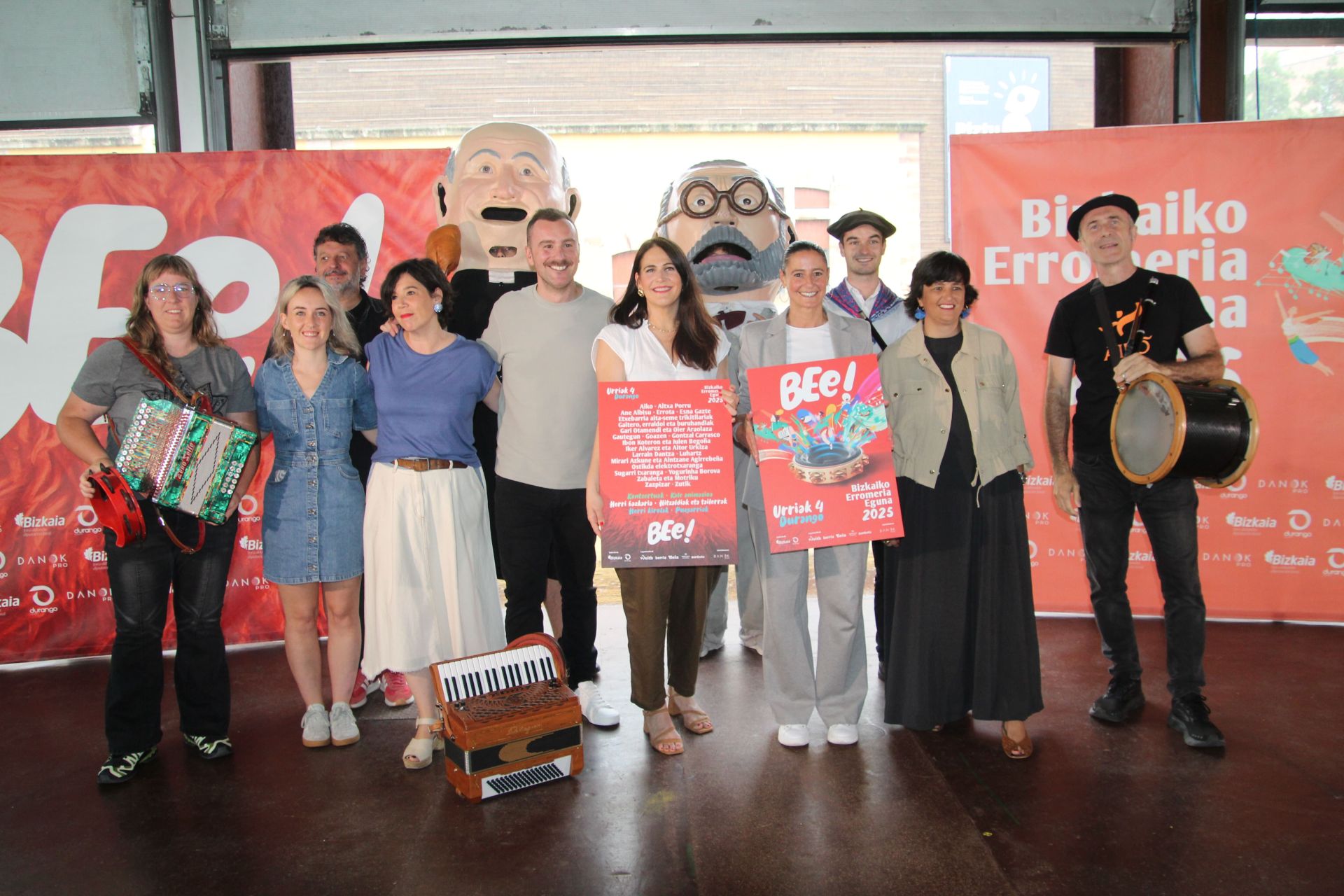La diputada de Euskera, Cultura y Deportes, Leixuri Arrizabalaga, junto a la alcaldesa, Mireia Elkoroiribe y artistas vascos.