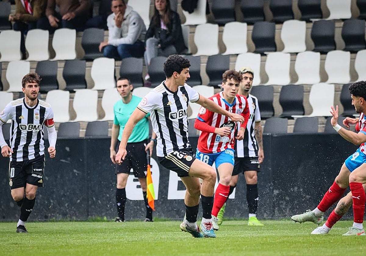Víctor San Bartolomé, en el centro de la imagen, nuevo fichaje del Barakaldo.