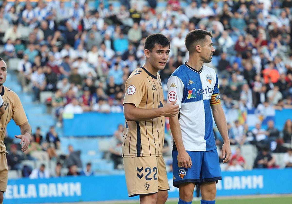Hodei Barbarin ante el Sabadell en el play-off de ascenso a Primera Federación.