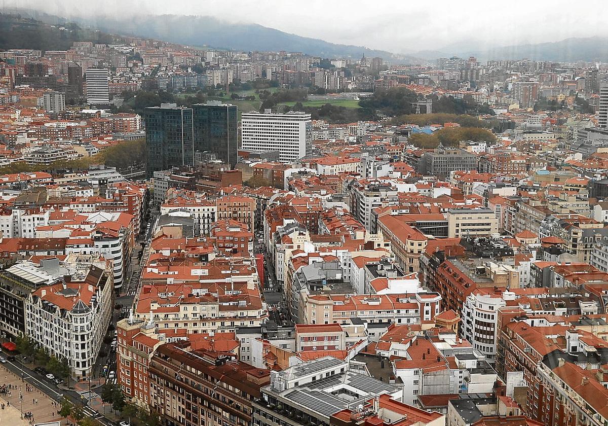 Las entidades públicas poseen siete de cada diez pisos en manos de grandes tenedores en Euskadi