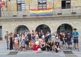 Jóvenes franceses y galdakoztarras participan en la recepción del Consistorio.