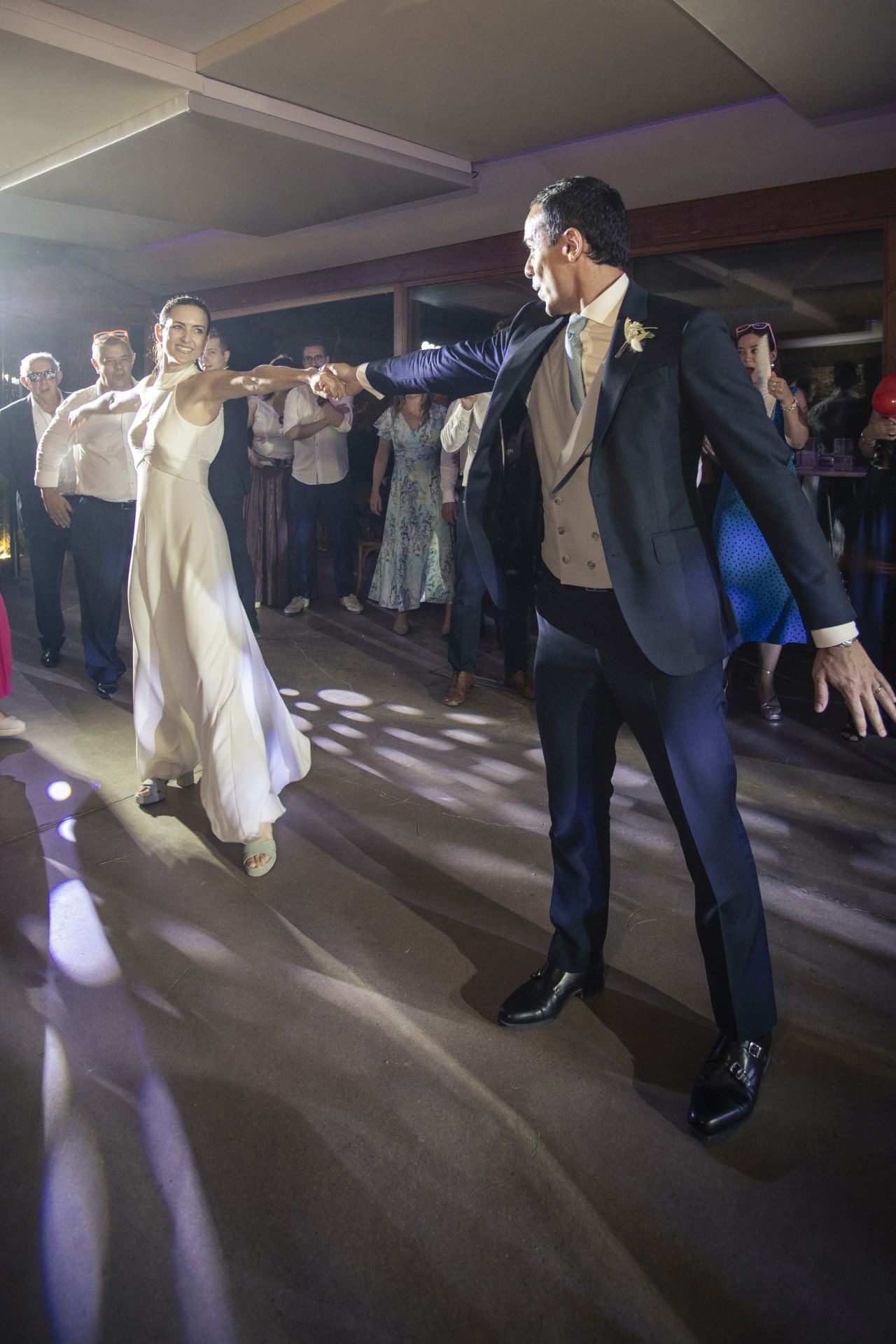 Amor, resiliencia y un vestido de ensueño: la boda inolvidable de la bilbaína Carla y Juan en la Costa Brava