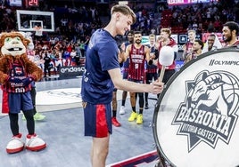 Vit Hrabar golpea el bombo de la victoria ante el Bilbao Basket.