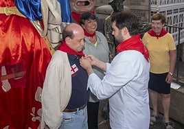 Iñaki García Calvo coloca el pañuelo festivo a Satur García en presencia del resto de elegidos.