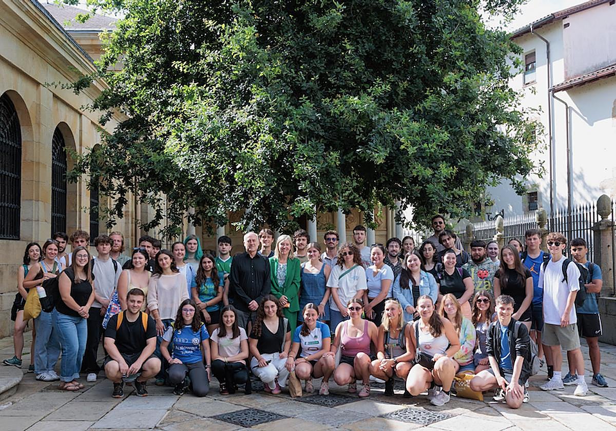 Foto de familia de los jóvenes de la diáspora con la presidenta de las Juntas Generales, Ana Otadui, frente al simbólico Árbol de Gernika.