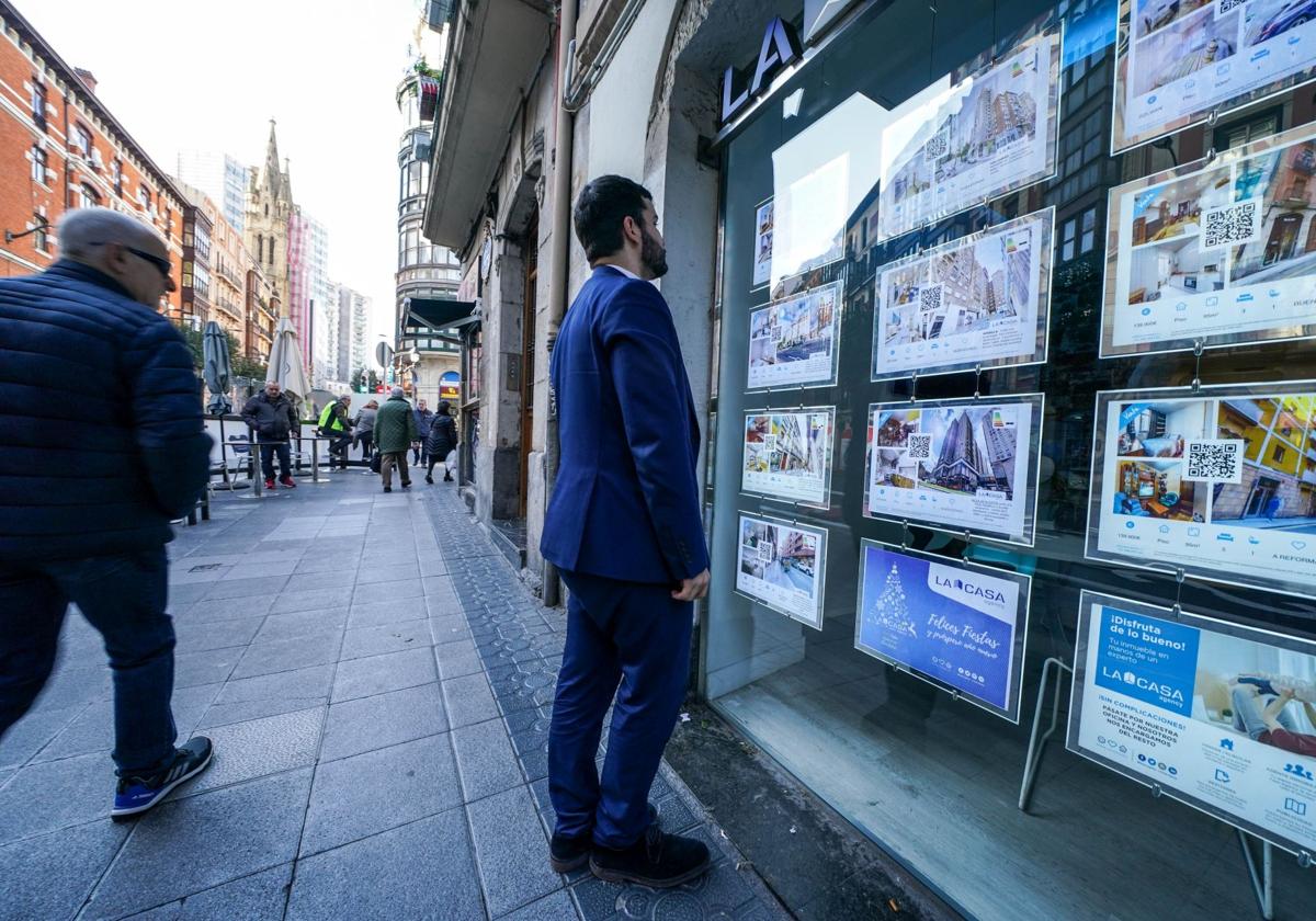 En Bizkaia 54.600 personas están inscritas en las listas de Etxebide.