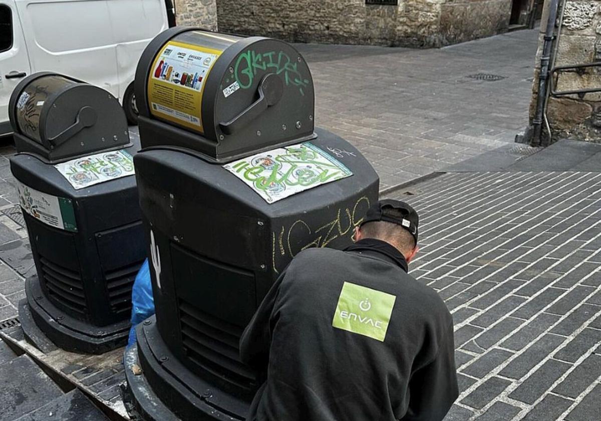 Un operario soluciona un problema en uno de los buzones del Casco Viejo.