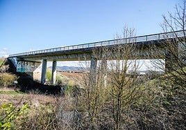 Puente preparado para la llegada del TAV en Gamarra.