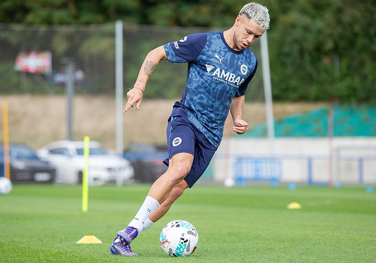 Conechny conduce el balón en el último entrenamiento del Alavés.
