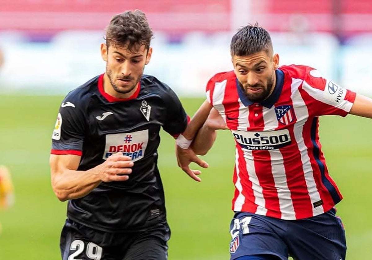 Unai Dufur junto a Yannick Carrasco el día de su debut en Primera División.