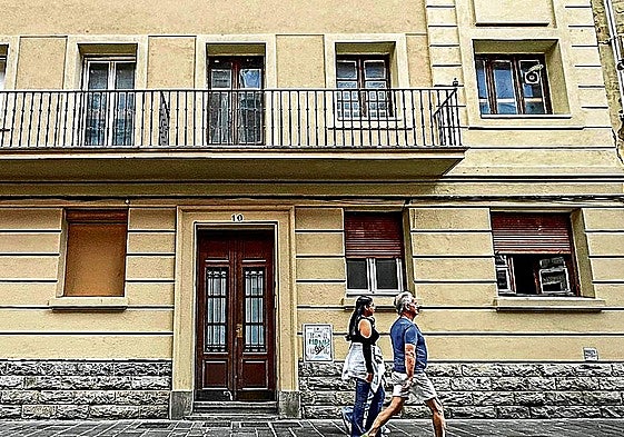 El Ayuntamiento vende en un único lote cinco pisos de su propiedad en la calle Cubo