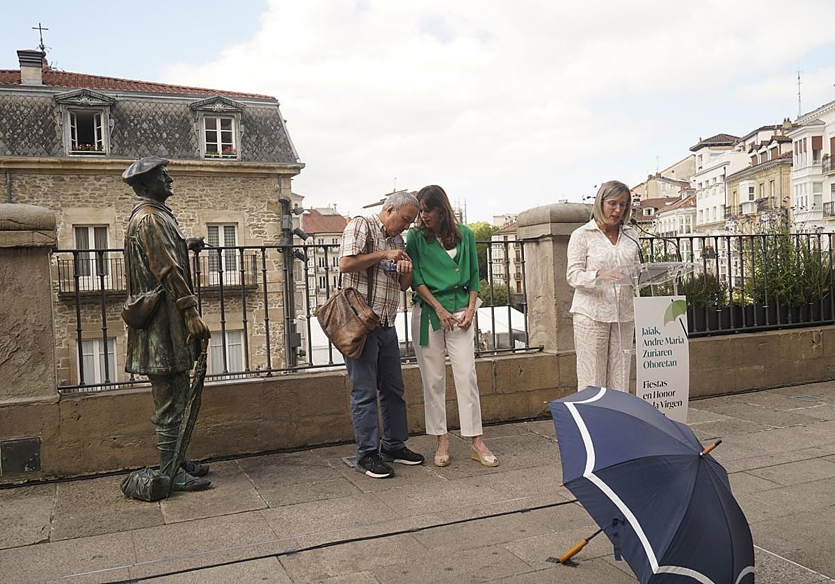 Kevin de Sheffield pregunta a la alcaldesa sobre Celedón en medio de los focos.