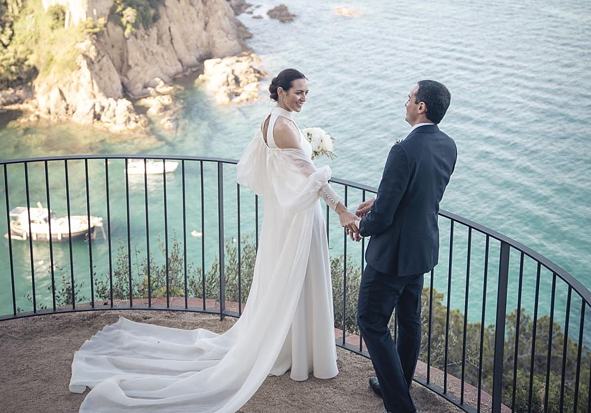 Amor, resiliencia y un vestido de ensueño: la boda inolvidable de la bilbaína Carla y Juan en la Costa Brava.