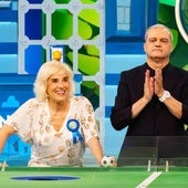 Anabel Alonso se lía con la derecha y la izquierda al indicar a un concursante del 'Grand Prix' y acaba con un «¡Donde te dé la gana!»