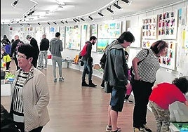 Los cuadros se podrán ver hasta el próximo domingo y la iniciativa es fruto de la colaboración entre la asociación artística de Eibar y Durangaldeko Artisten Elkartea.