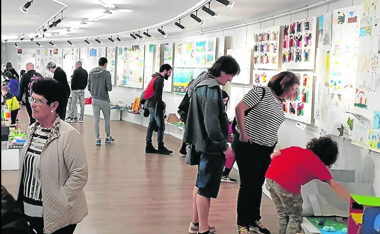 Los cuadros se podrán ver hasta el próximo domingo y la iniciativa es fruto de la colaboración entre la asociación artística de Eibar y Durangaldeko Artisten Elkartea.