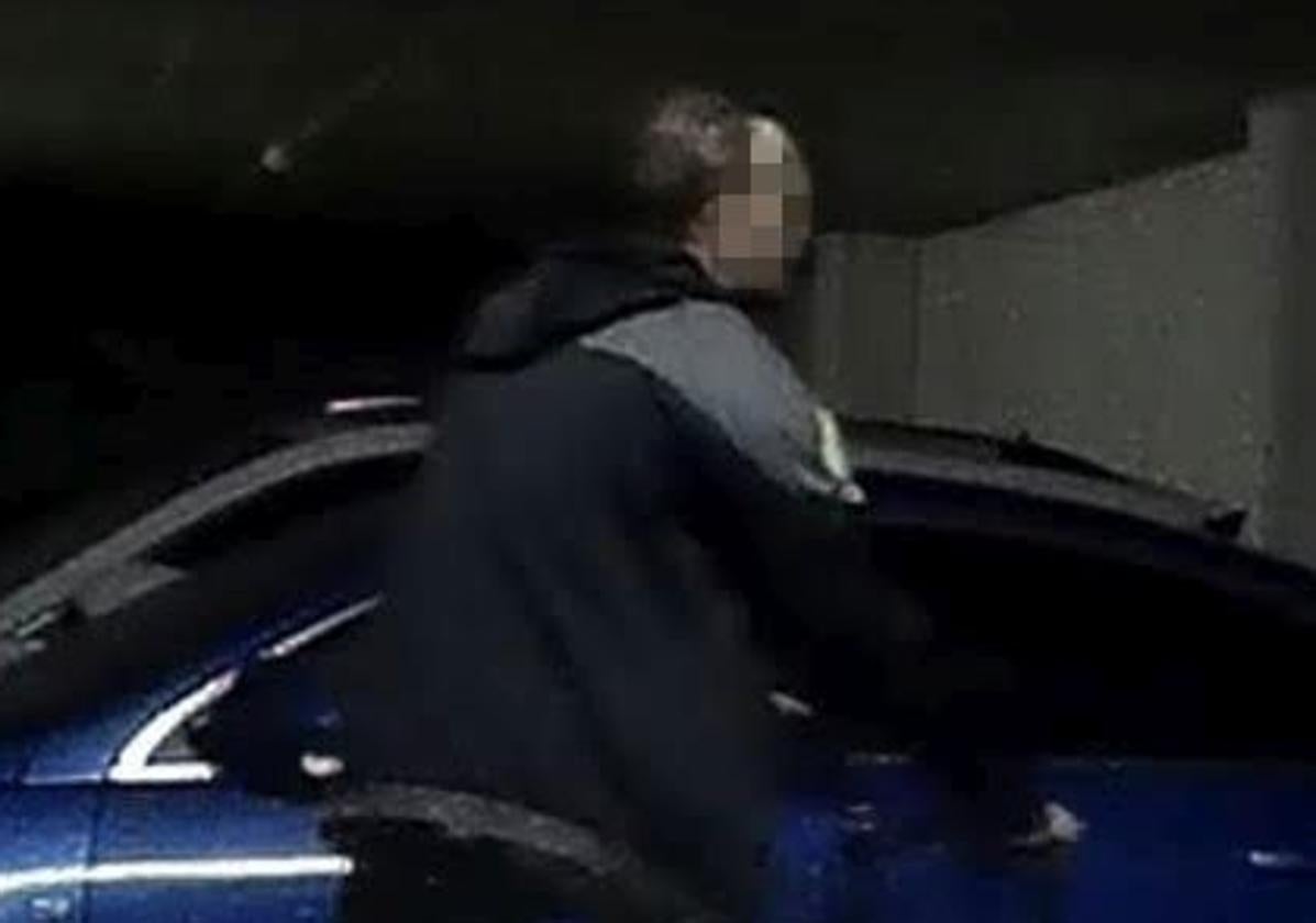 Imagen del ladrón de garajes más activo de Vitoria, ahora detenido, durante un golpe.