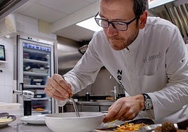 Enrique Pérez en la cocina de El Doncel.