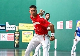 Mikel Urrutikoetxea estuvo muy activo en el primer partido de torneo de parejas de San Fermín.