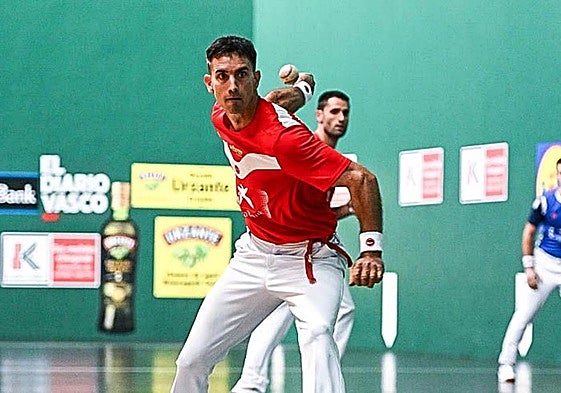 Mikel Urrutikoetxea estuvo muy activo en el primer partido de torneo de parejas de San Fermín.