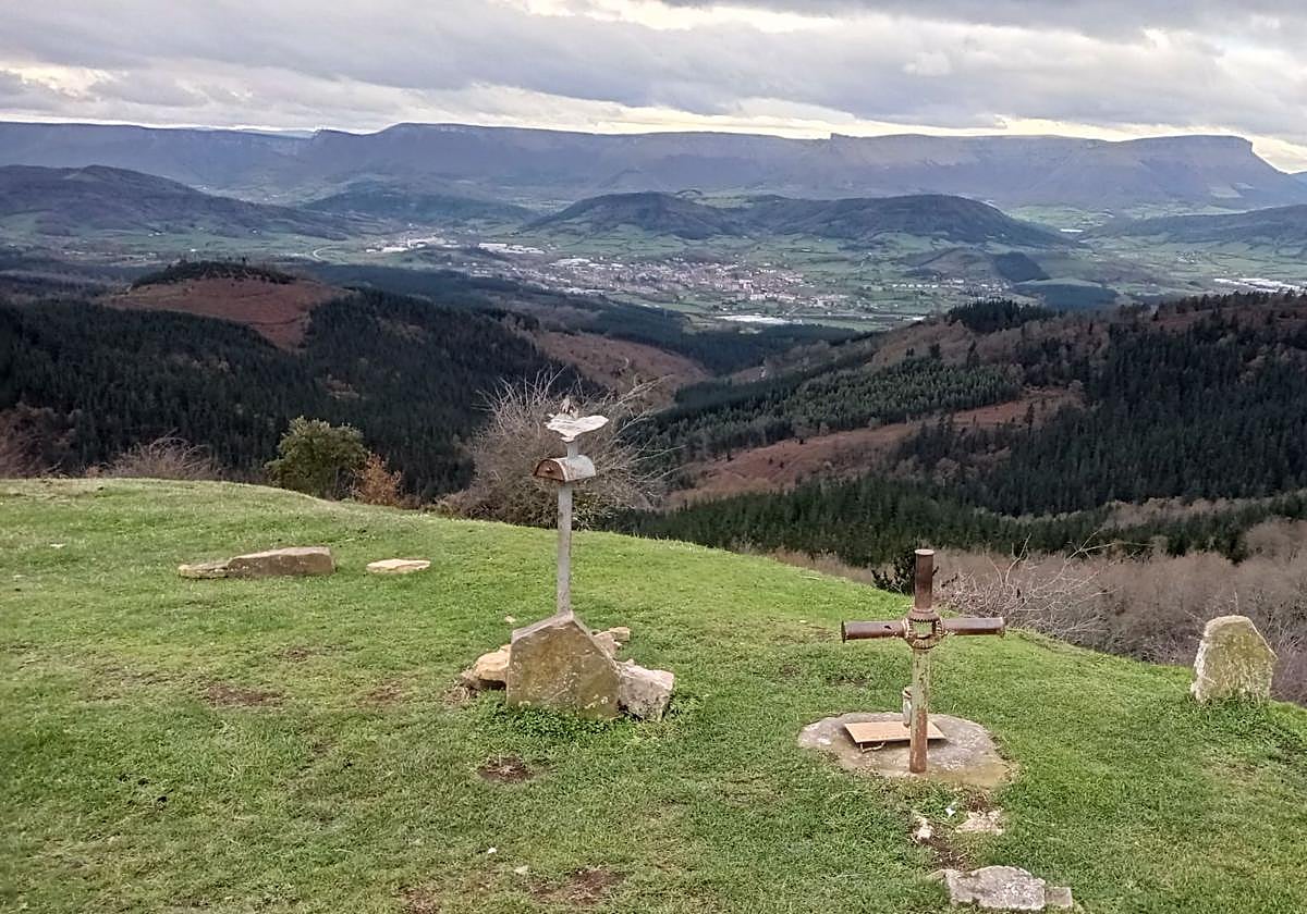 Amurrio y Sierra Salvada desde la cumbre del Aspaltza.