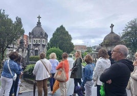 Imagen de una visita guiada por los mauselos más célebres de Portugalete el pasado ejercicio.