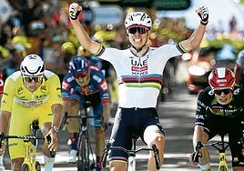 ogacar celebra en la meta su victoria número cine.