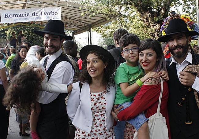 Vanesa, con uno de sus ahijados en brazos y acompañada de familiares en una anterior edición de la romería de Darbo.