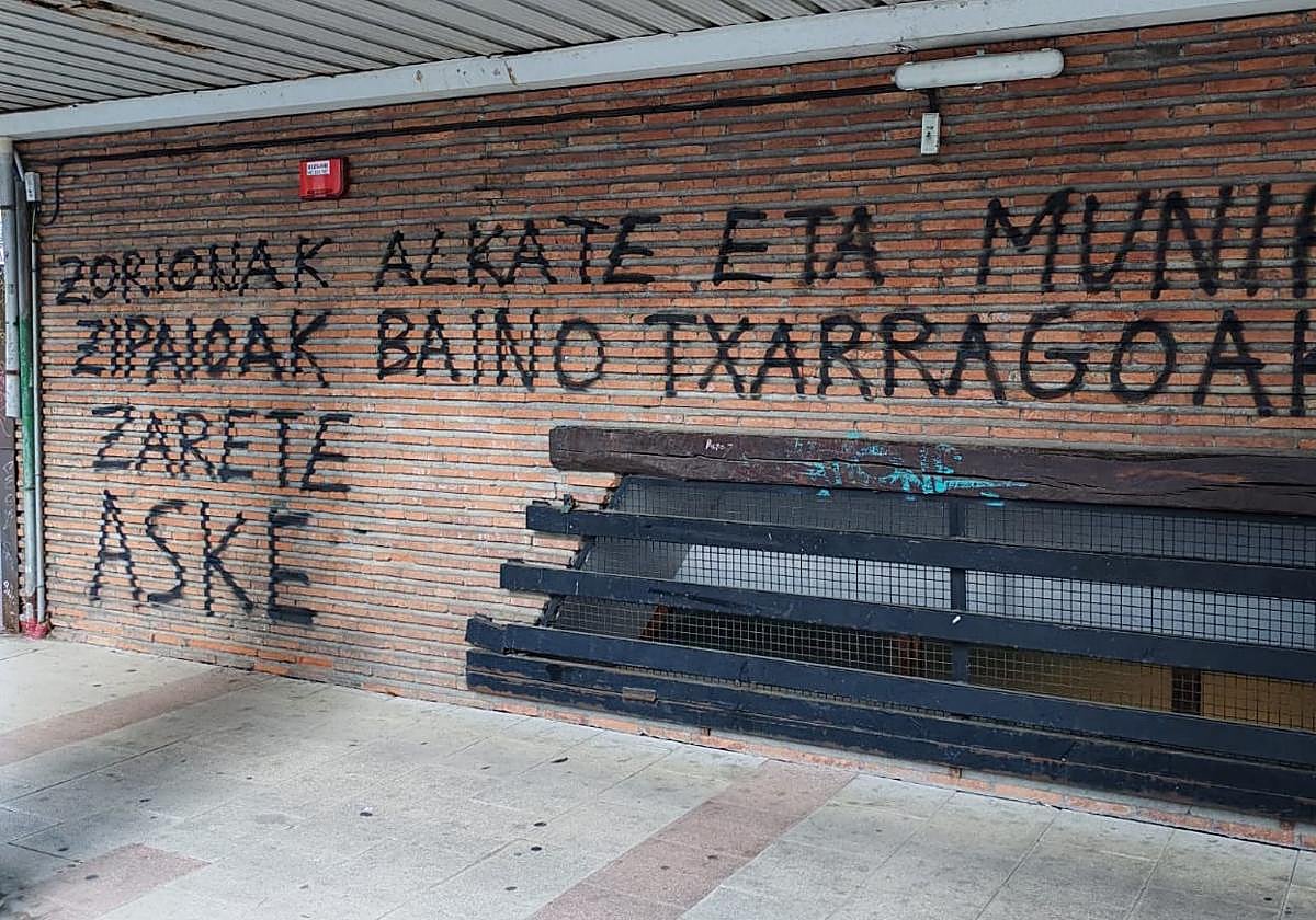 El PNV denuncia pintadas contra sus dirigentes y la policía en Leioa y Berango