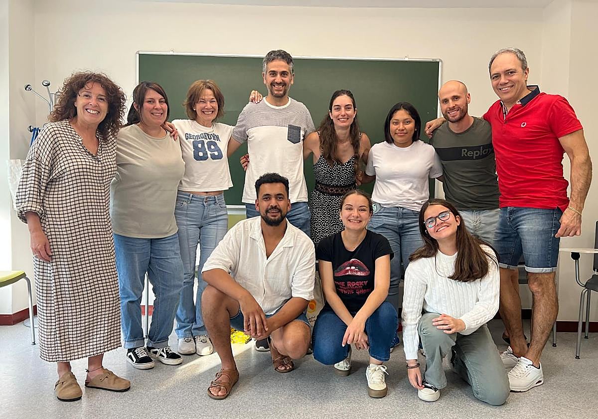 La profesora Ainhoa Uriarte (primera por la izquierda), junto a sus alumnos del nivel A1.