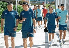 Orbaiz, Prieto, Valverde y Lekue, en los momentos previos a las sesiones preparatorias de este miércoles en Lezama.