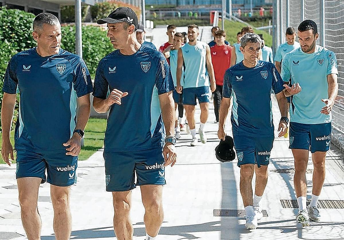 Orbaiz, Prieto, Valverde y Lekue, en los momentos previos a las sesiones preparatorias de este miércoles en Lezama.