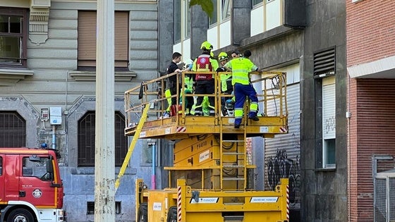 Servicios sanitarios y bomberos atienden a la víctima en el lugar.