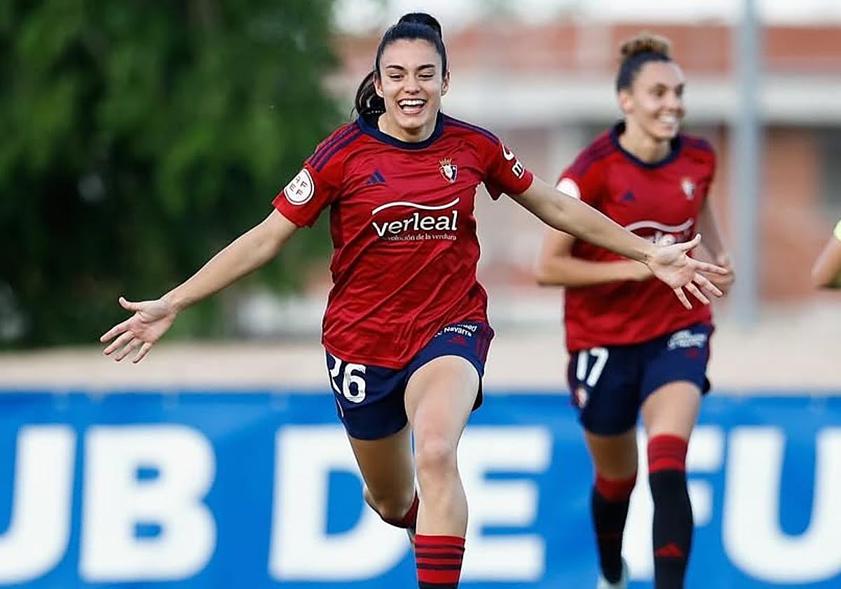 Ainhoa Guallar celebra uno de sus goles con el equipo rojillo.
