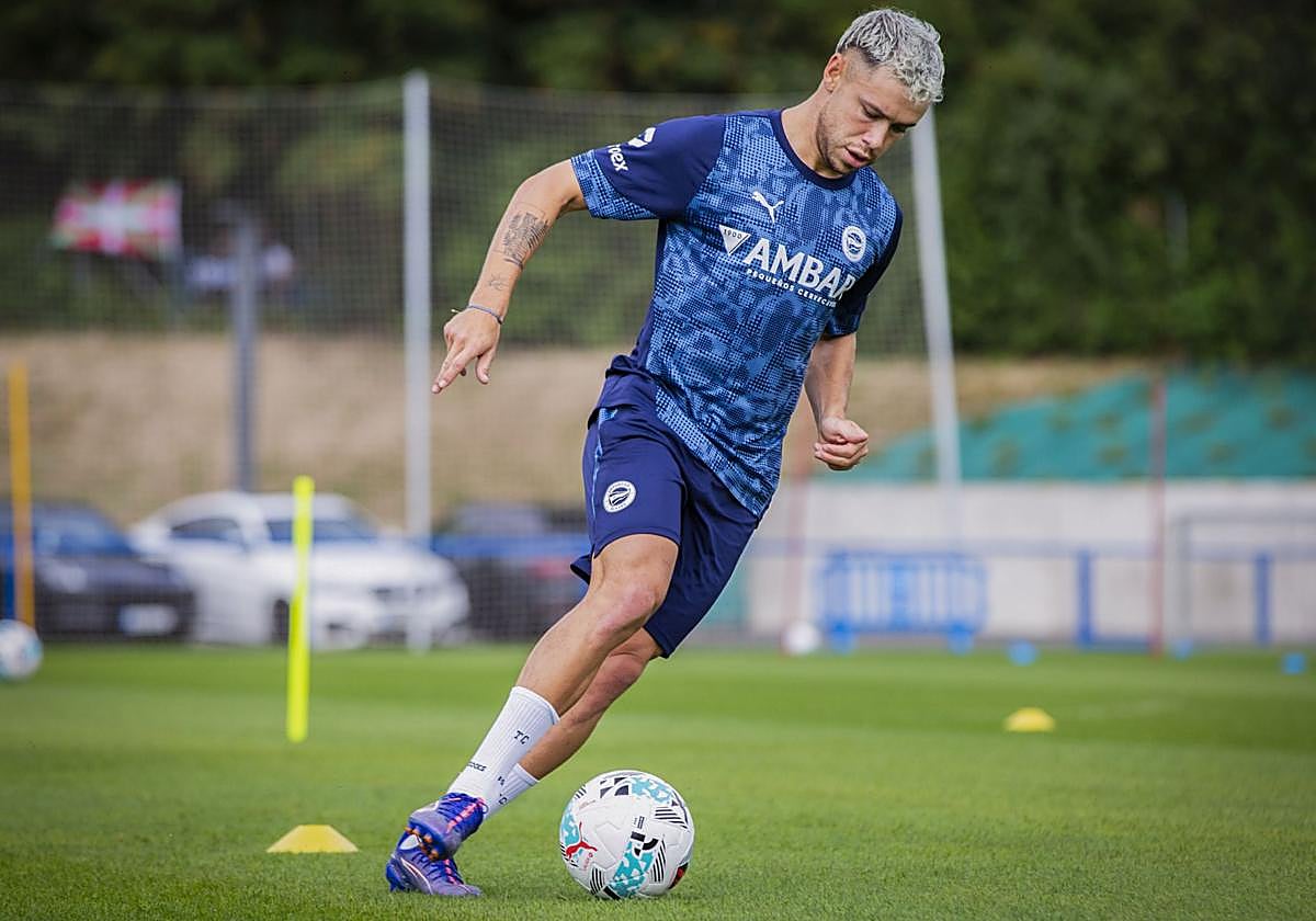 Conechny conduce el balón durante un entrenamiento de esta pretemporada.