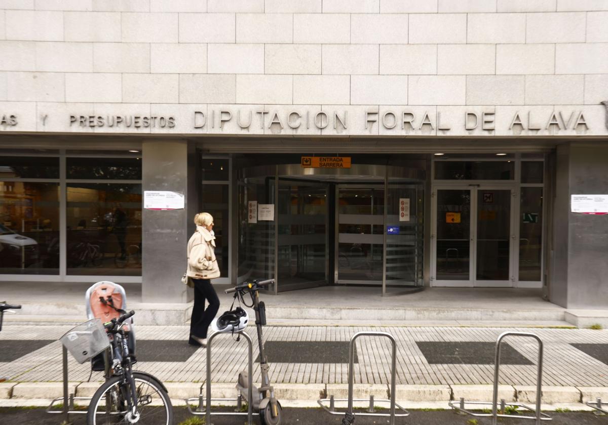 Una mujer camina frente al edificio de la Hacienda foral, frente a la calle Samaniego de Vitoria.