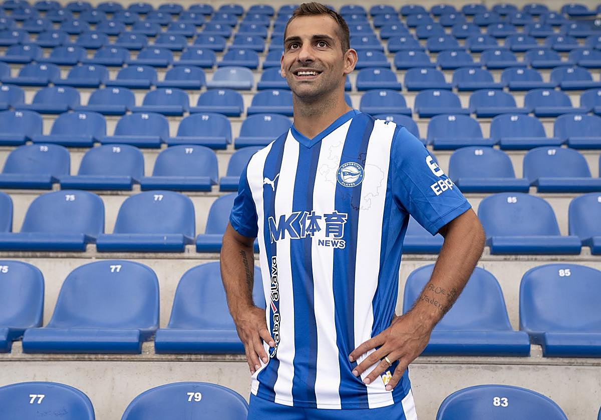 Jonny, durante su presentación como nuevo jugador del Alavés.