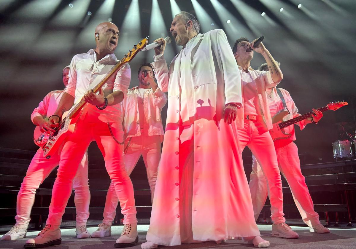Bosé interactuó con músicos y bailarines