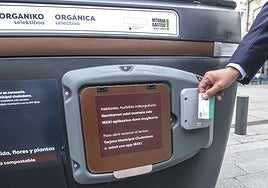 Los contribuyentes se pueden beneficiar de descuentos por depositar residuos orgánicos en el contenedor marrón, que se abre con la Tarjeta Municipal Ciudadana.
