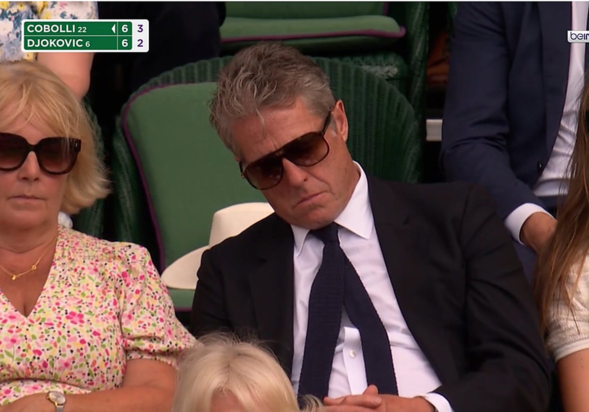 La siesta de Hugh Grant en Wimbledon: las cámaras le pillan en pleno tie break entre Djokovic y Cobolli