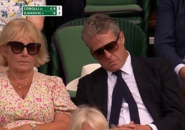 La siesta de Hugh Grant en Wimbledon: las cámaras le pillan en pleno tie break entre Djokovic y Cobolli
