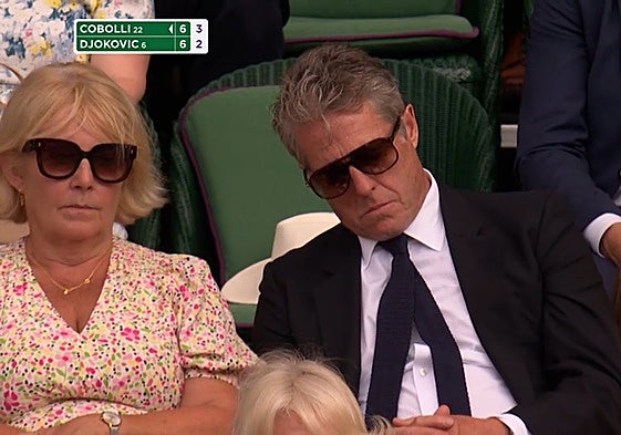 La siesta de Hugh Grant en Wimbledon: las cámaras le pillan en pleno tie break entre Djokovic y Cobolli