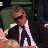 La siesta de Hugh Grant en Wimbledon: las cámaras le pillan en pleno tie break entre Djokovic y Cobolli